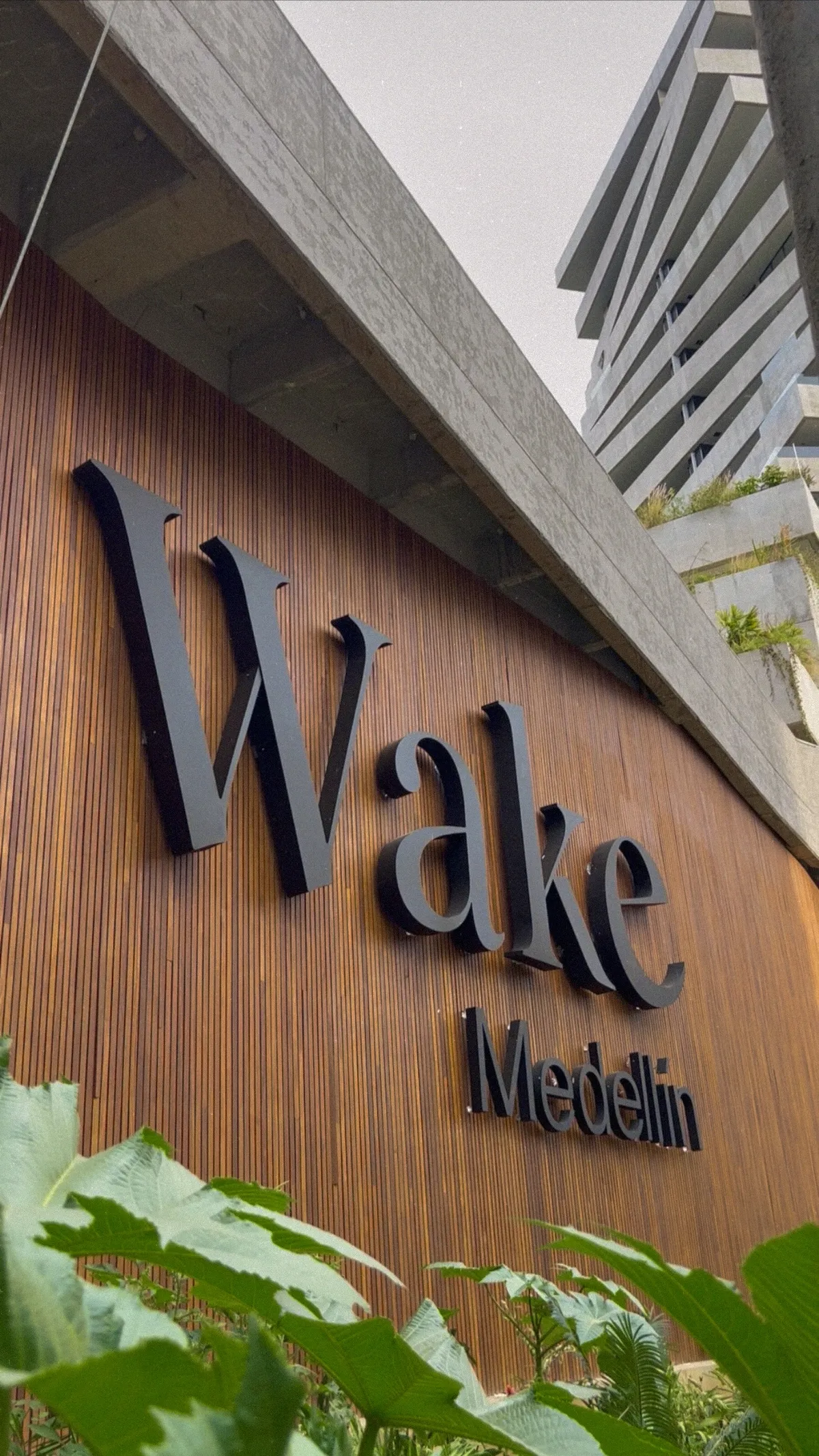 Hotel Wake — Halo LED cálido · Medellín