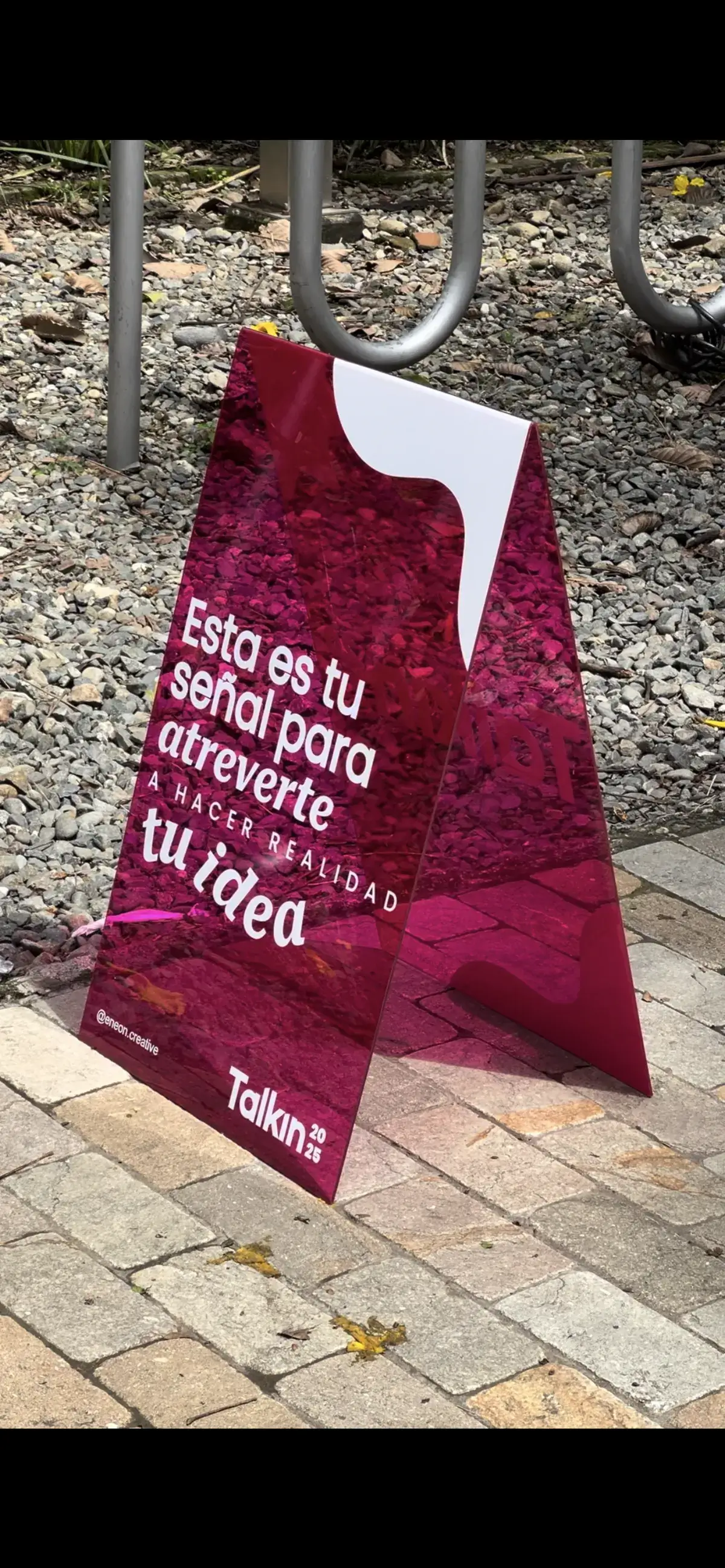 Rompetráfico — Acrílico + neón transparente